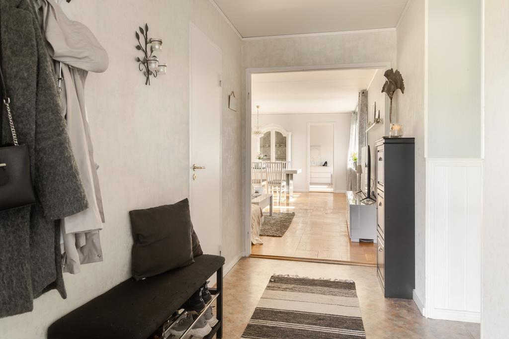 Entréhall med vy vidare in i bostaden.