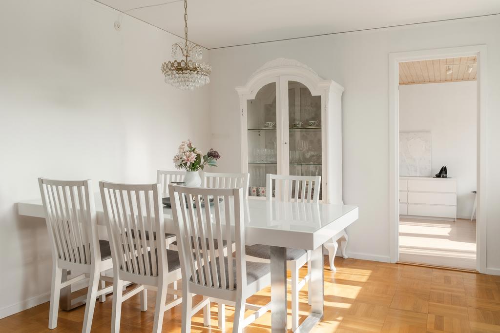 Matplats med utrymme för större bord.