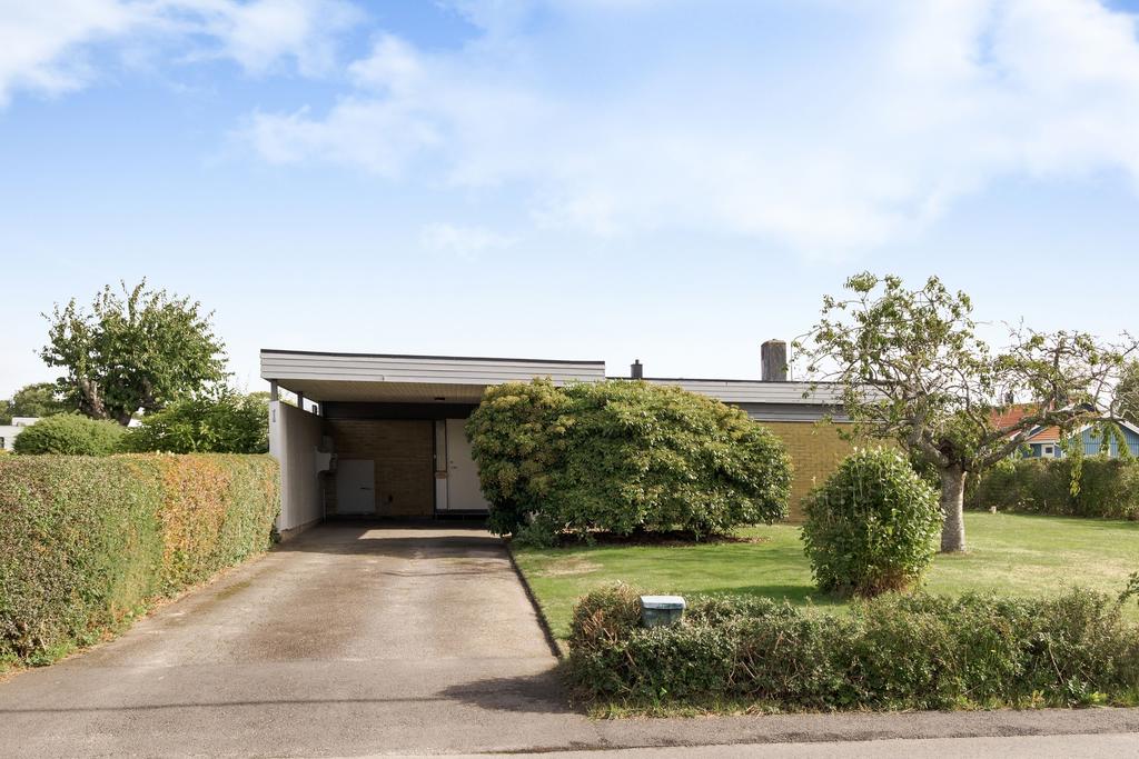 Uppfart fram till den vidbyggda carporten.