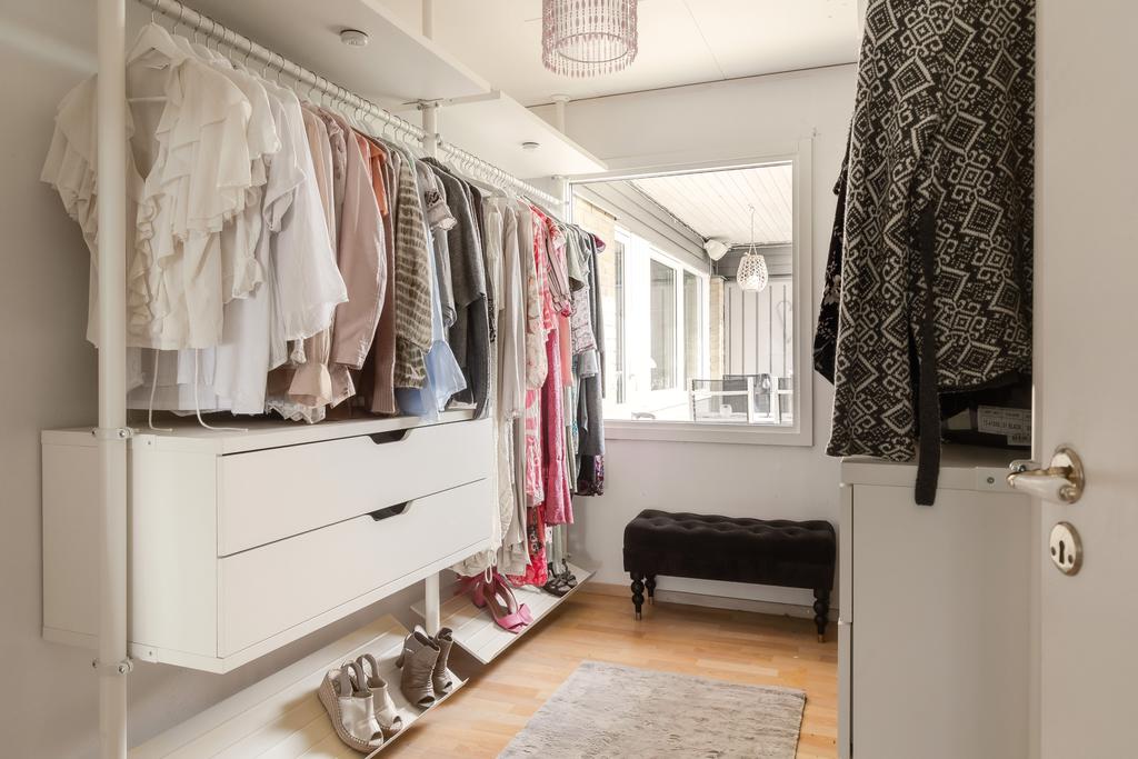 Ett av bostaden sovrum som idag används som walking-closet.