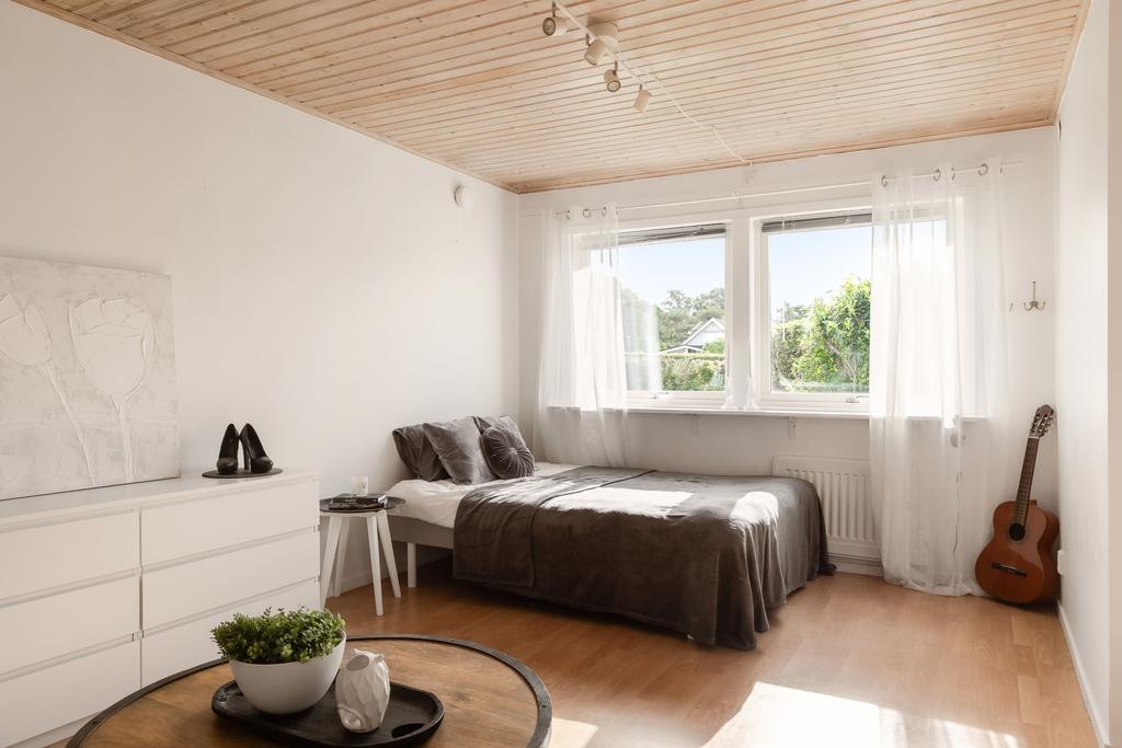 De stora fönstren ger rummet ett generöst ljusinsläpp och skapar en ljus och trivsam känsla.