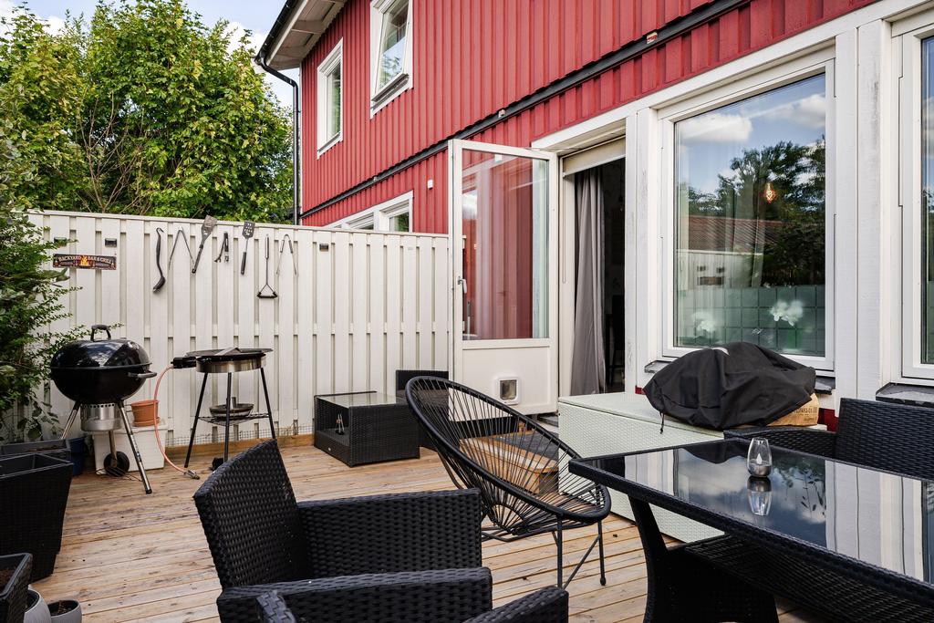Uteplats med kvällssol. Ny trall 2024.