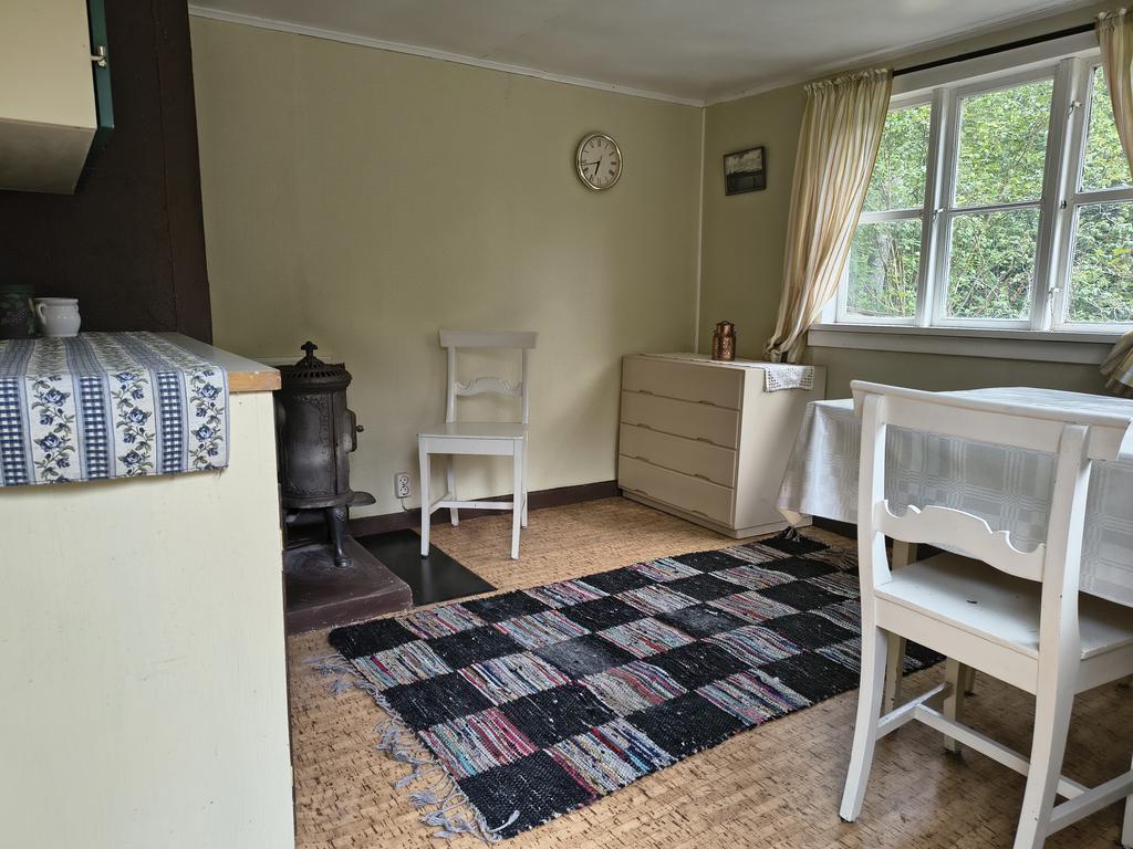 Säljarens egen bild av stugan invändigt