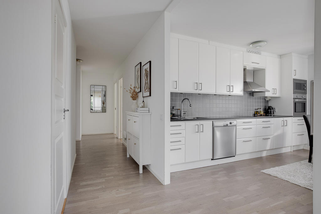 Fint renoverat kök med integrerade vitvaror i rostfritt stål