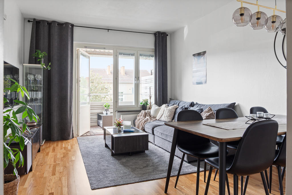 Rymligt vardagsrum med plats för soffa och matbord