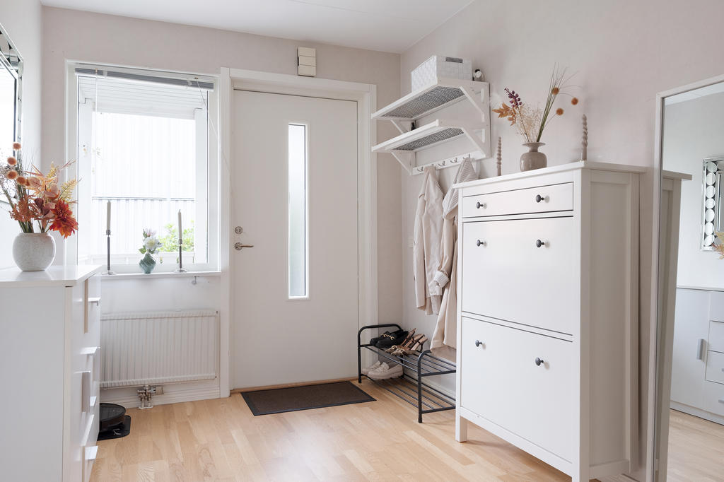 Ljus och öppen hall med bra förvaringsmöjligheter