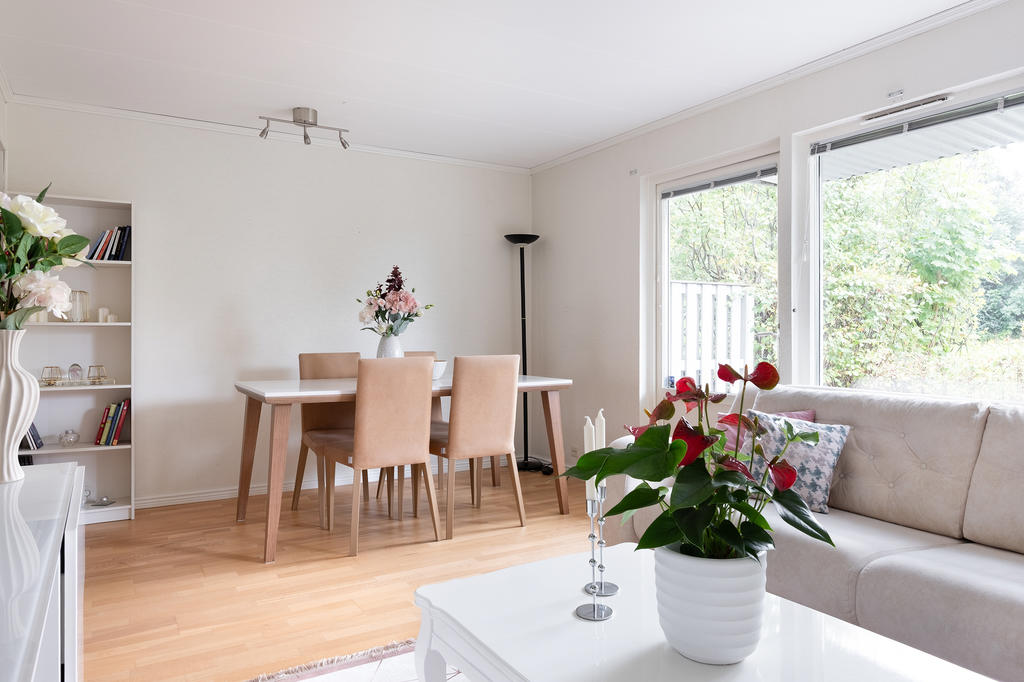 Här finns plats för både matbord och soffa