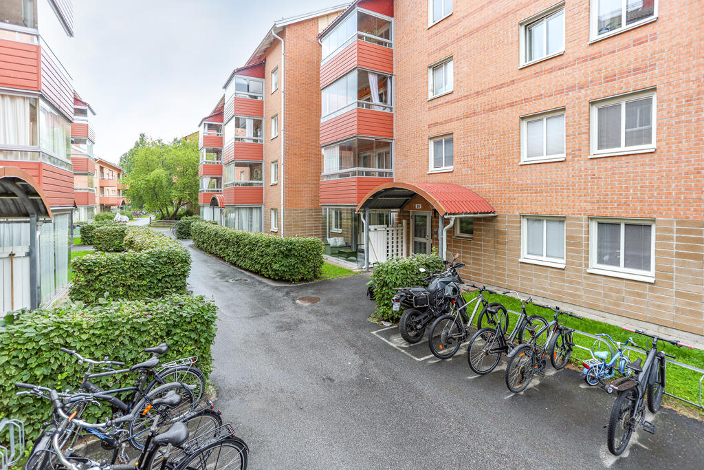 Fasadbild med entrédörren