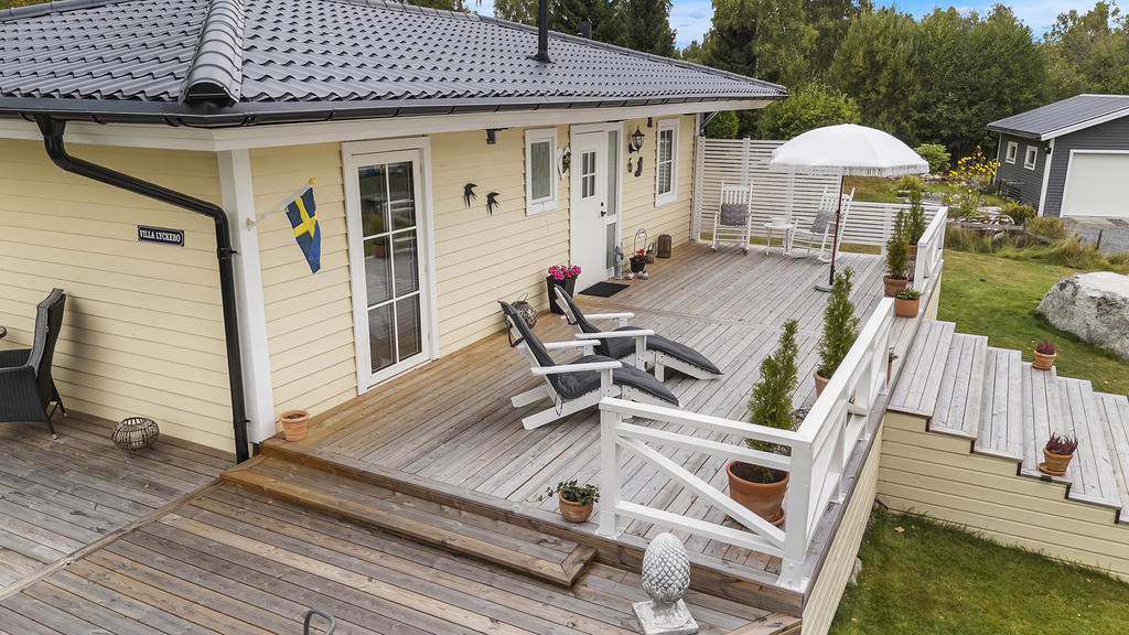Stor vidbyggd uteplats