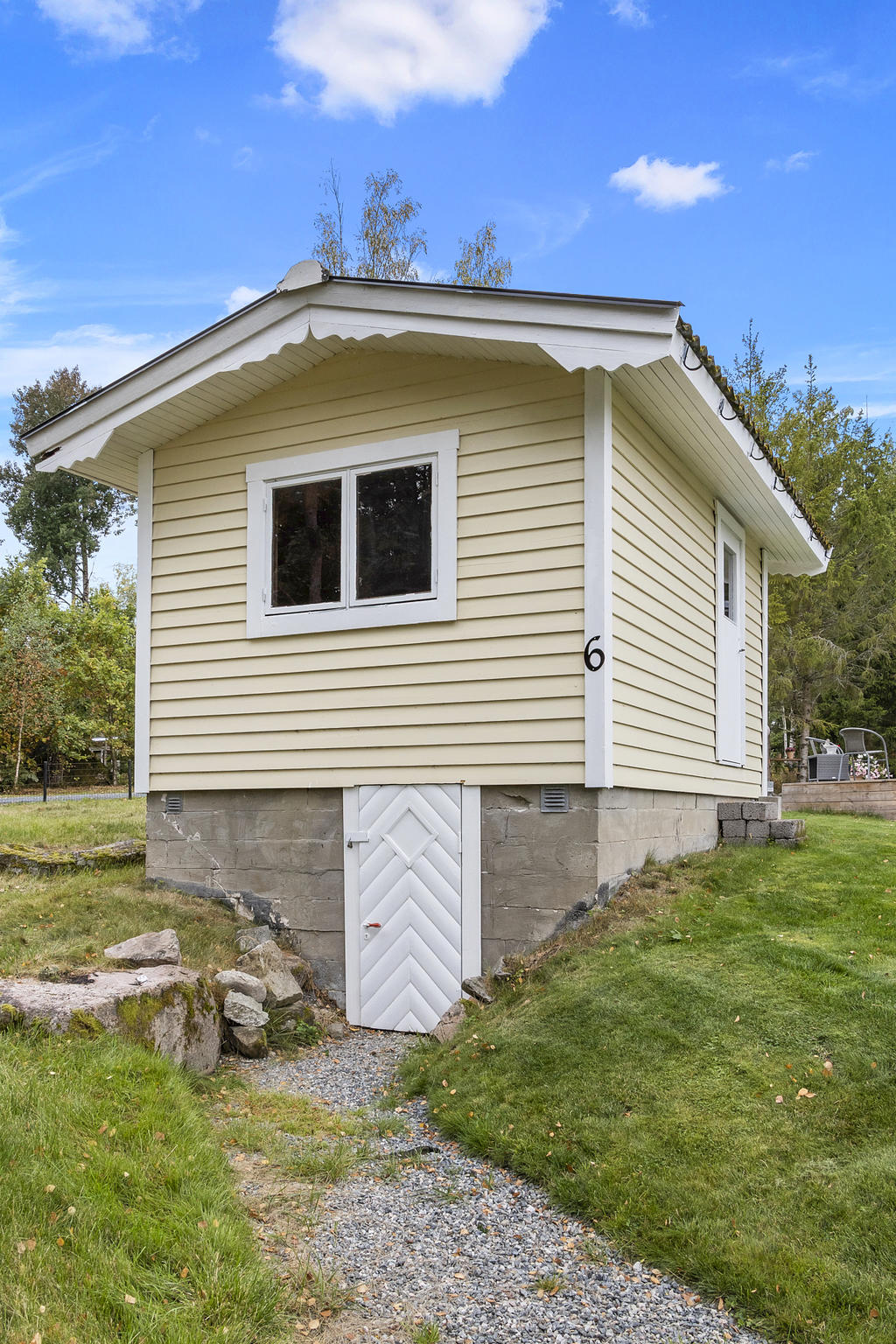 Uthus med utrymme för gäster och jordkällare