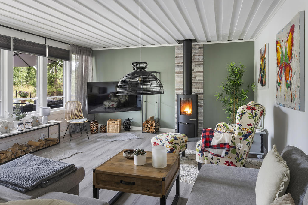 Vardagsrum med härlig kamin
