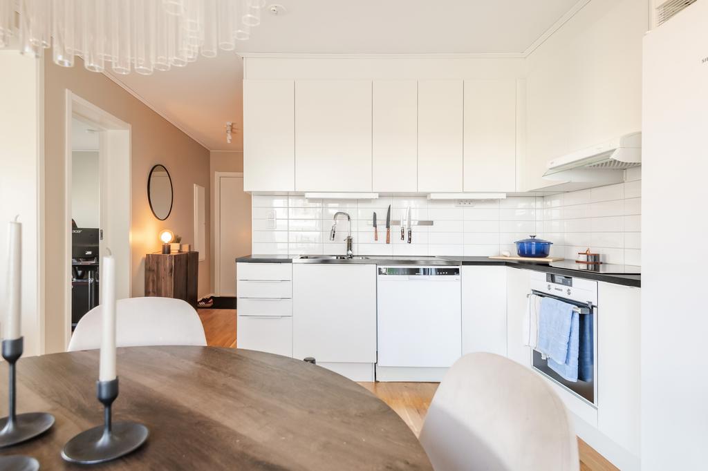 Kök med matplats och öppen planlösning. 