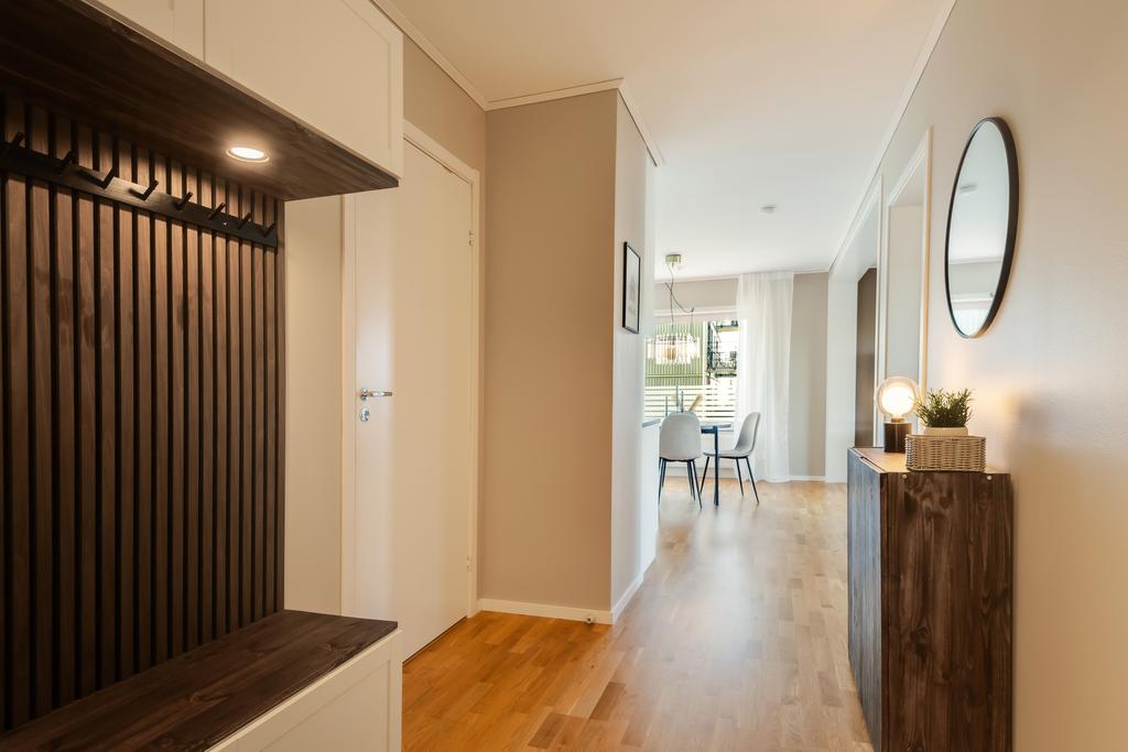 Hall med goda avhängningsytor och förvaring. 