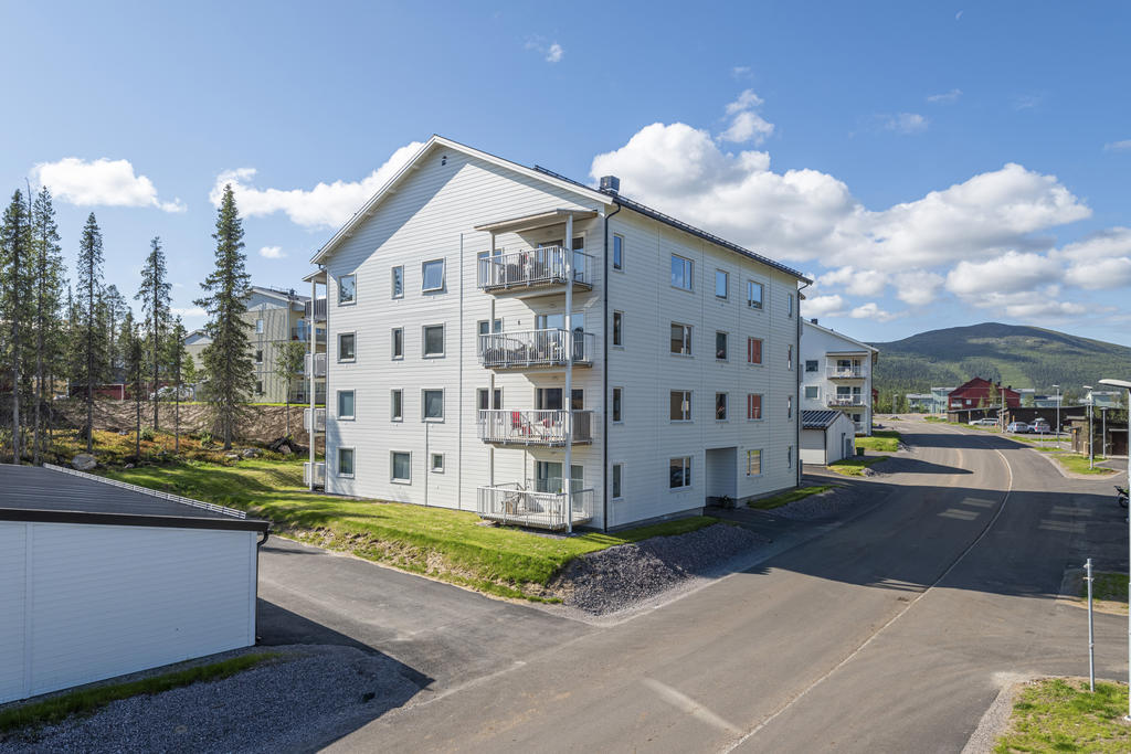 Gråsparvgränd 4. Tredje våningen med balkong och vy mot Gällivare. 