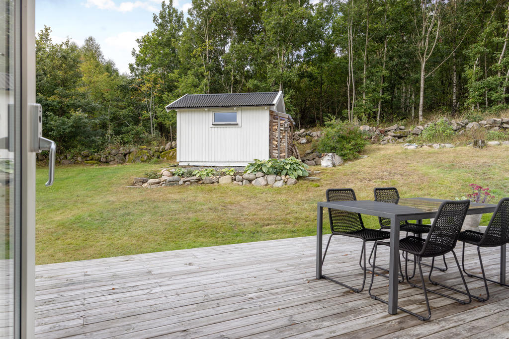 Rymlig altan med plats för möblemang