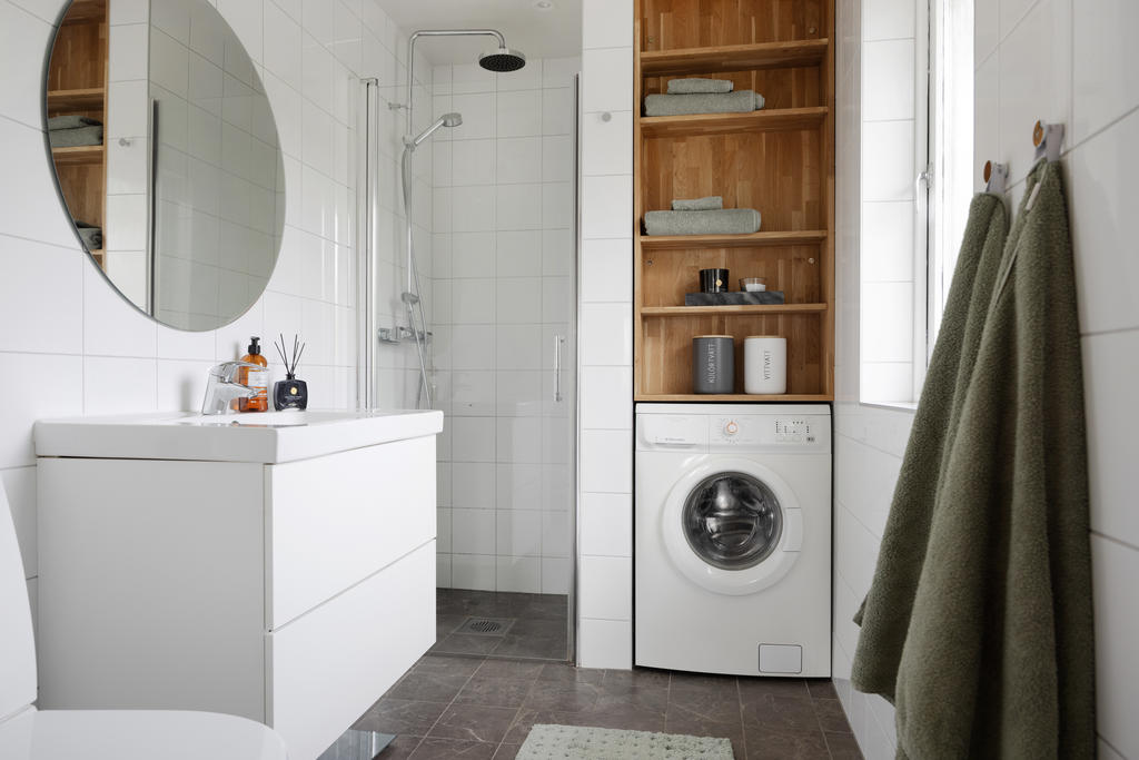 Badrum med dusch och tvättmaskin