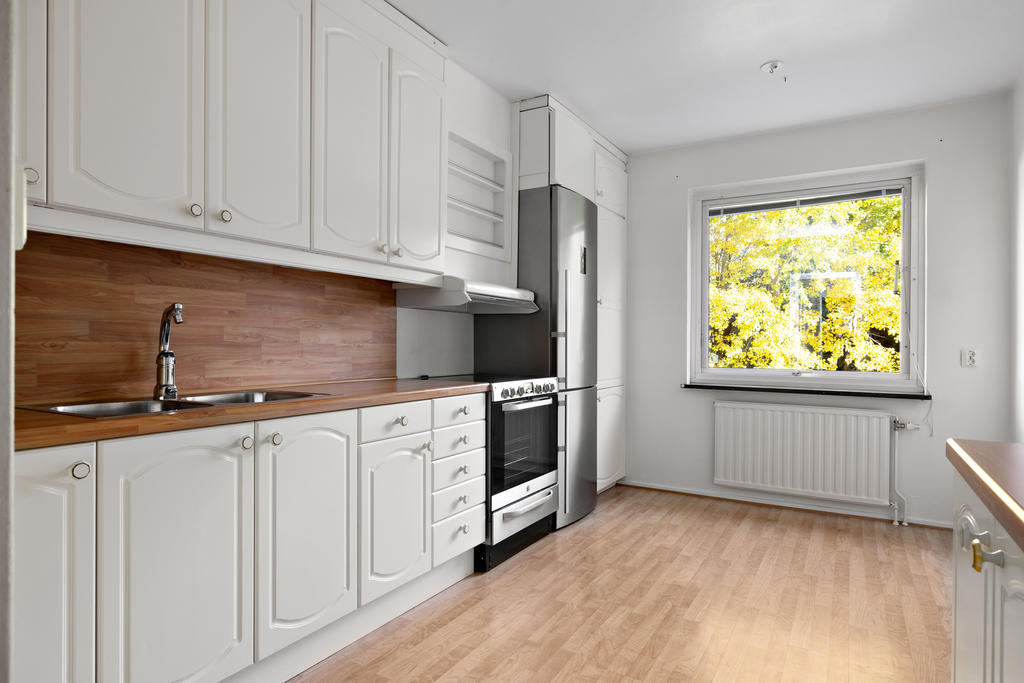 Med plats för matbord vid fönstret