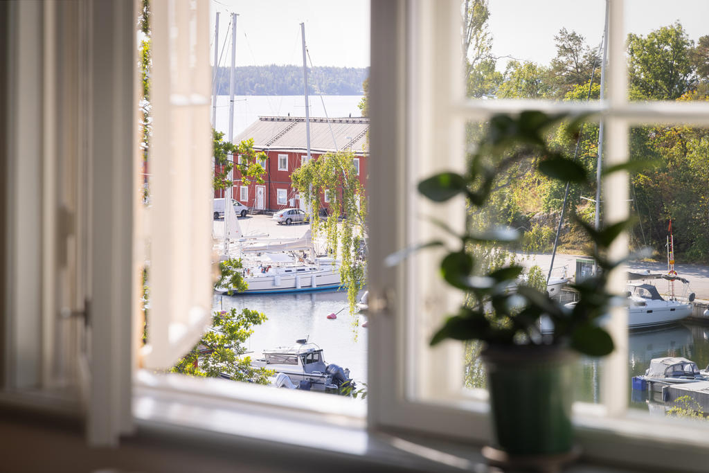 Vy från sovrumsfönstret över båthamnen.