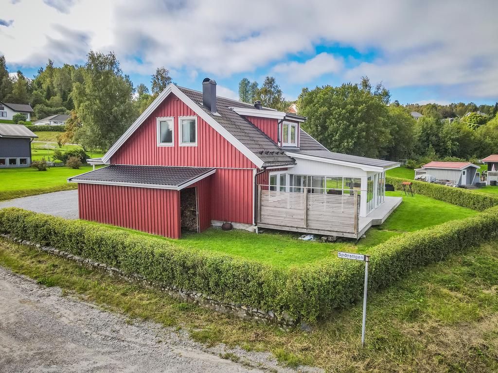 Bostaden omsluts av en grönskande häck som smakfullt ramar in trädgården och bostaden. 