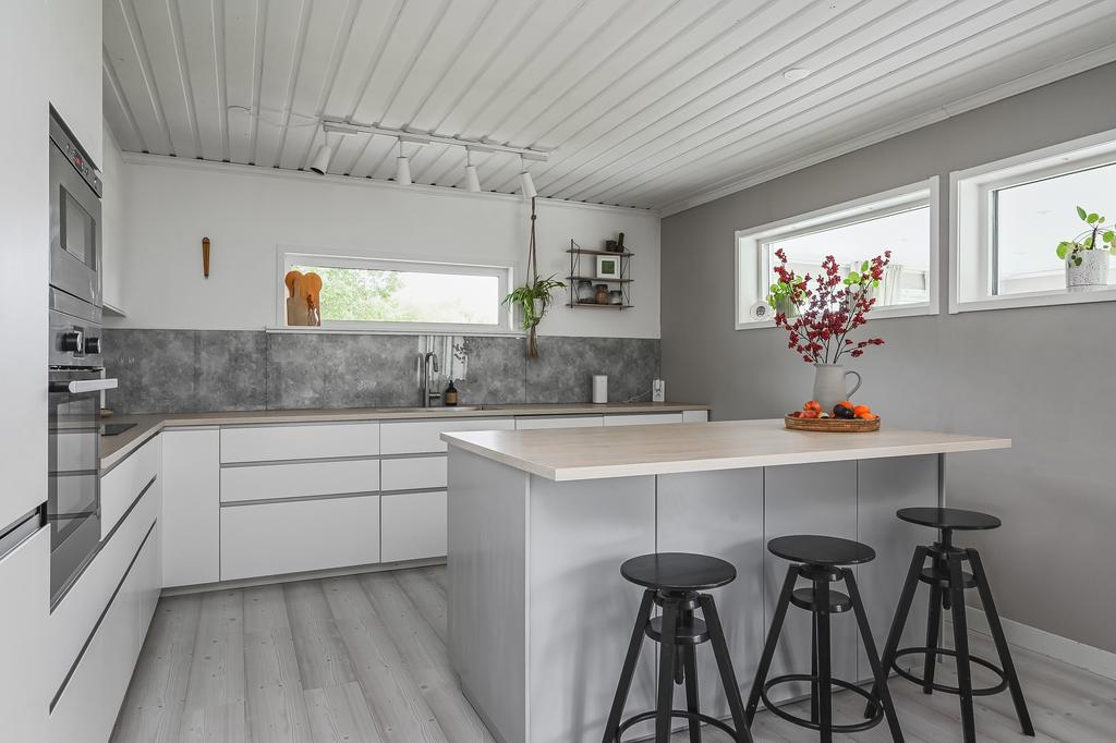 Ljust kök från IKEA från 2015. Smakfull köksö samt gott om arbetsytor. 