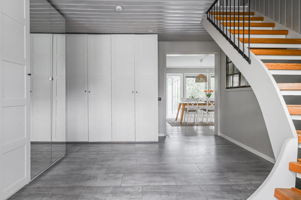 Bostadens hall, här nås badrummet direkt till vänster. Andra dörren till vänster leder en in i tvättstugan/teknikrummet. 