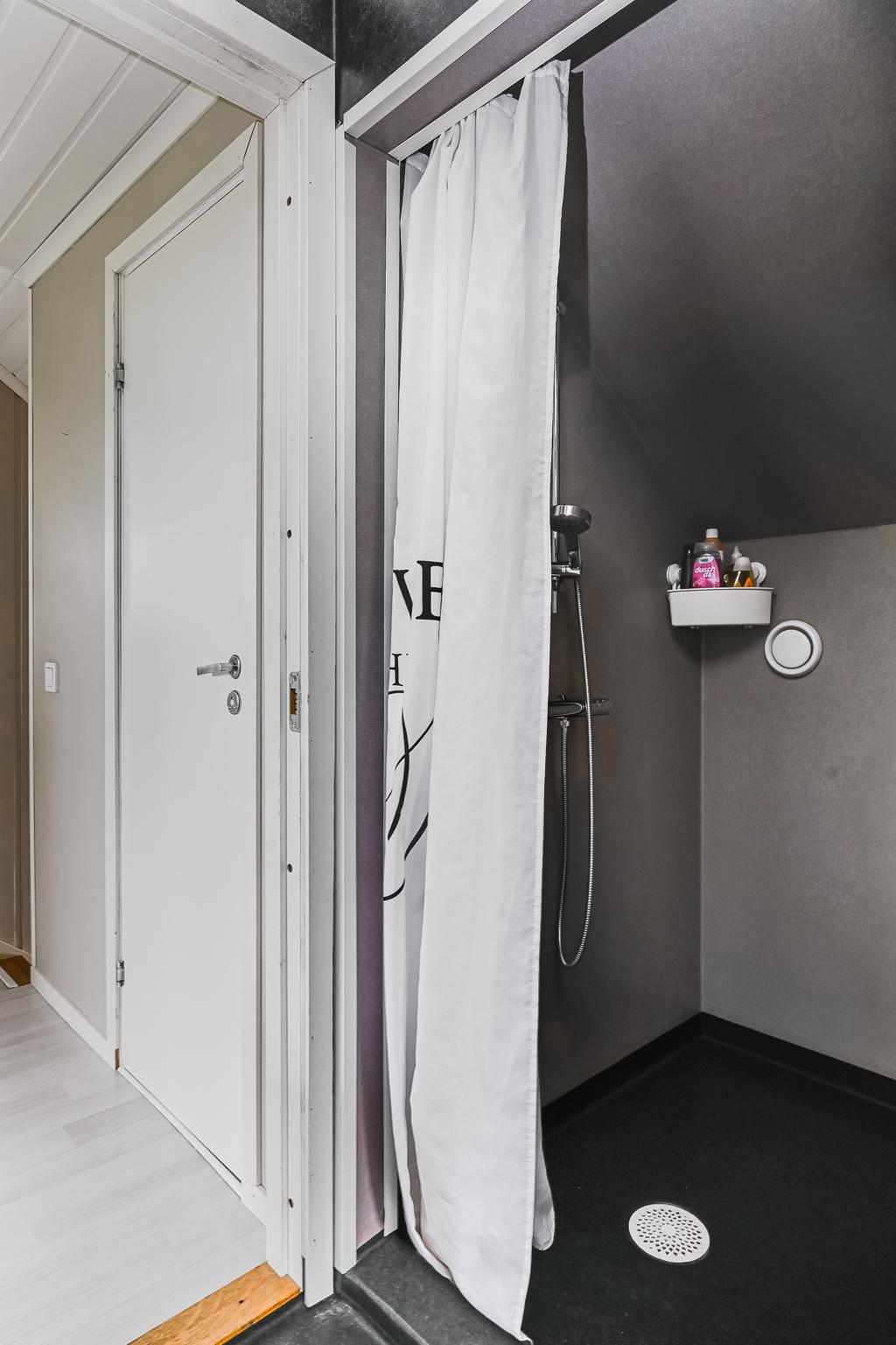 Duschutrymmet övervåningen. 
Dörren till höger leder en in till WC. 