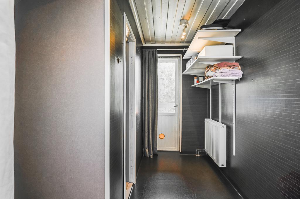 Förrådsutrymme samt duschutrymme. 
Här finns även utgång till balkongen på övervåningen. 