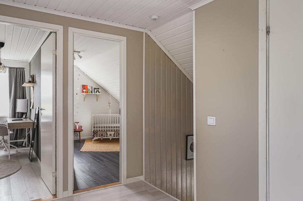 Övervåningens hall, direkt från trappen. 