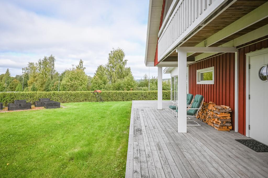 Under balkongen, trallen som omfamnar bostaden samt ingång till tvättstugan/teknikrum i entréplan till höger. 