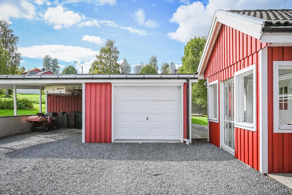 Garage, carport och en generös parkering 