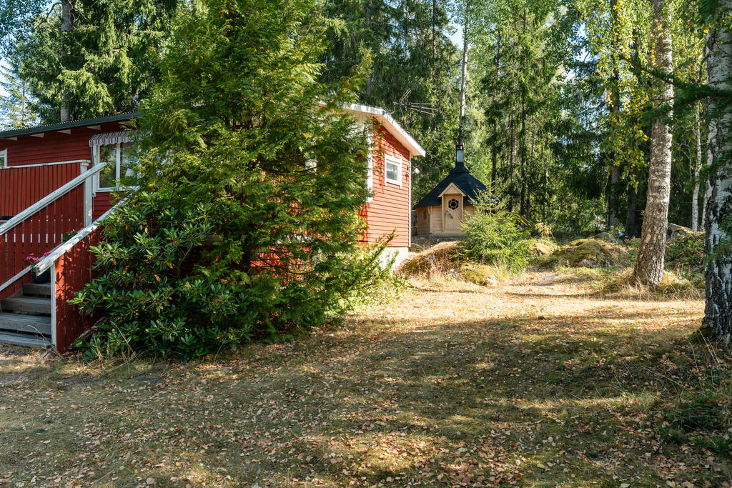Gavelsida av huset mot bastu och förråd