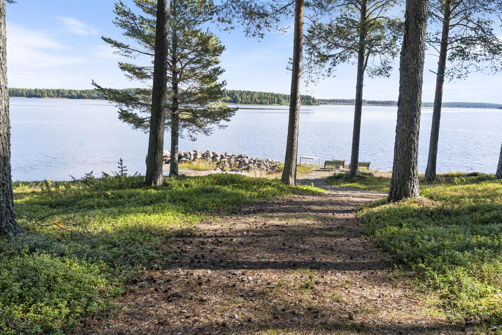 Badplats med sandstrand precis nedanför huset 