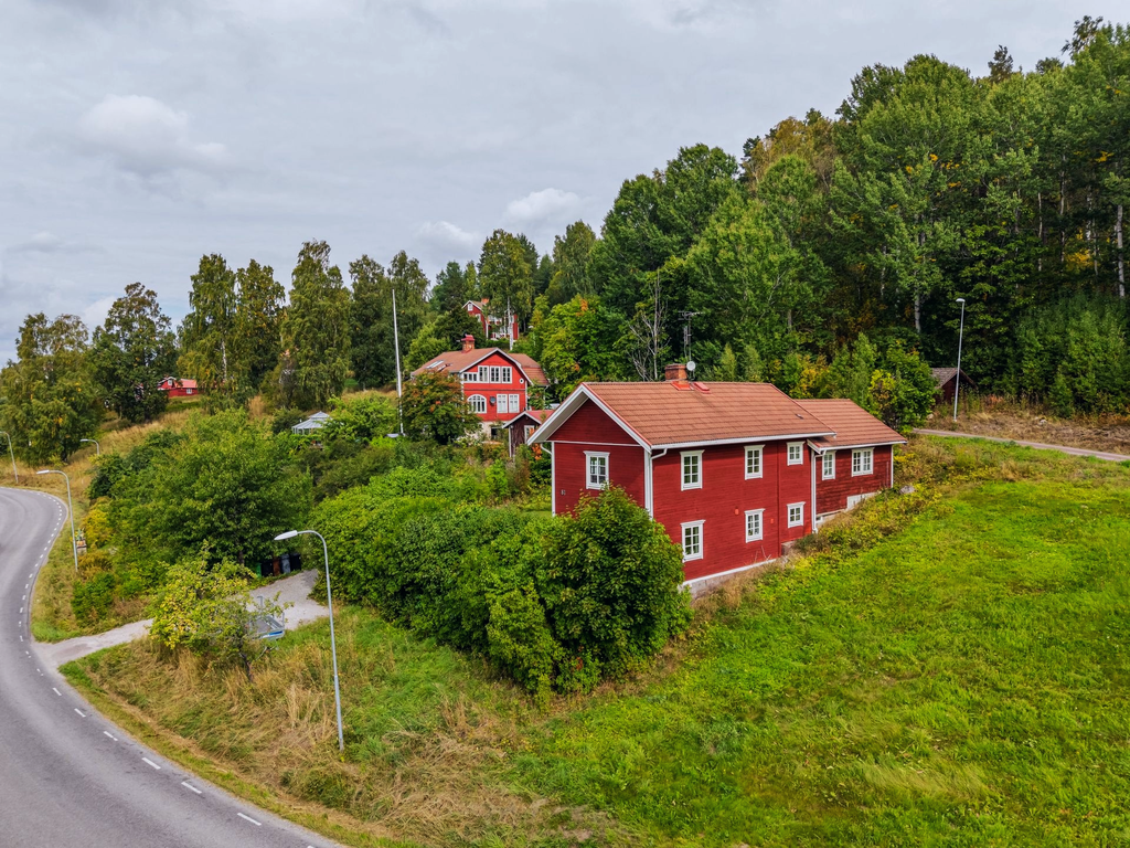 Stolpgården, eller Lassasgården, är kort sagt ett hem för dig som söker något mer än bara kvadratmeter. Här finns rymden, utsikten och möjligheterna! Framför allt en plats att leva och trivas på, året om.