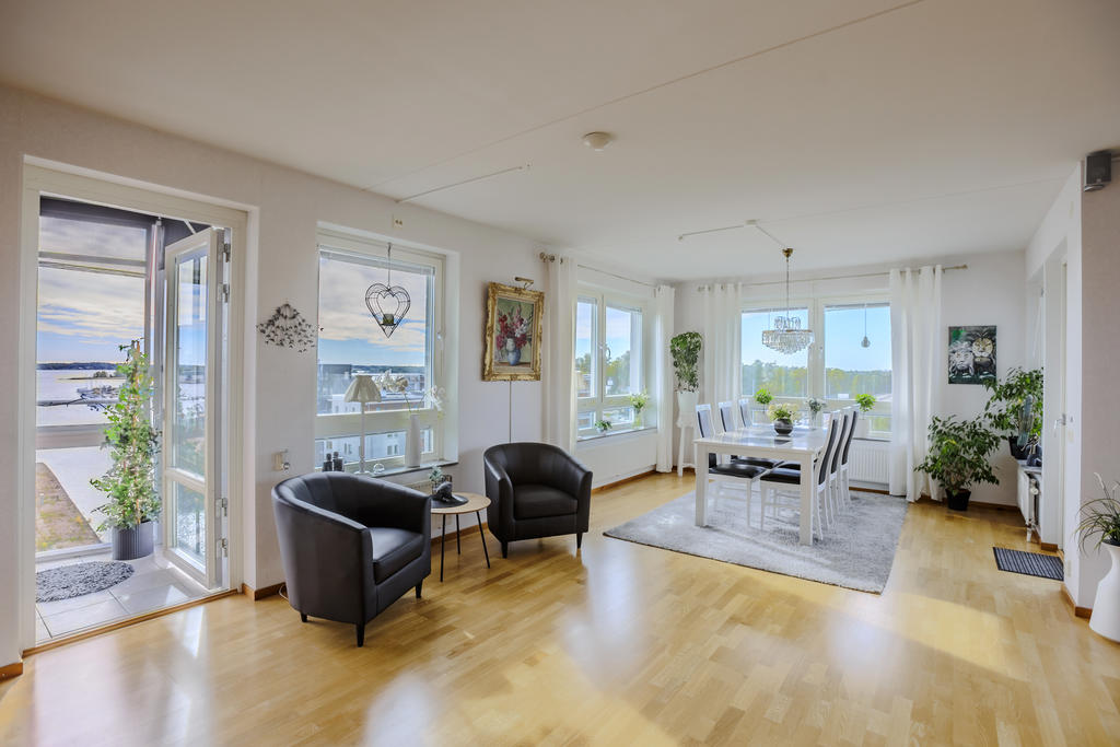 Vardagsrum med utgång till två balkonger på våning 8