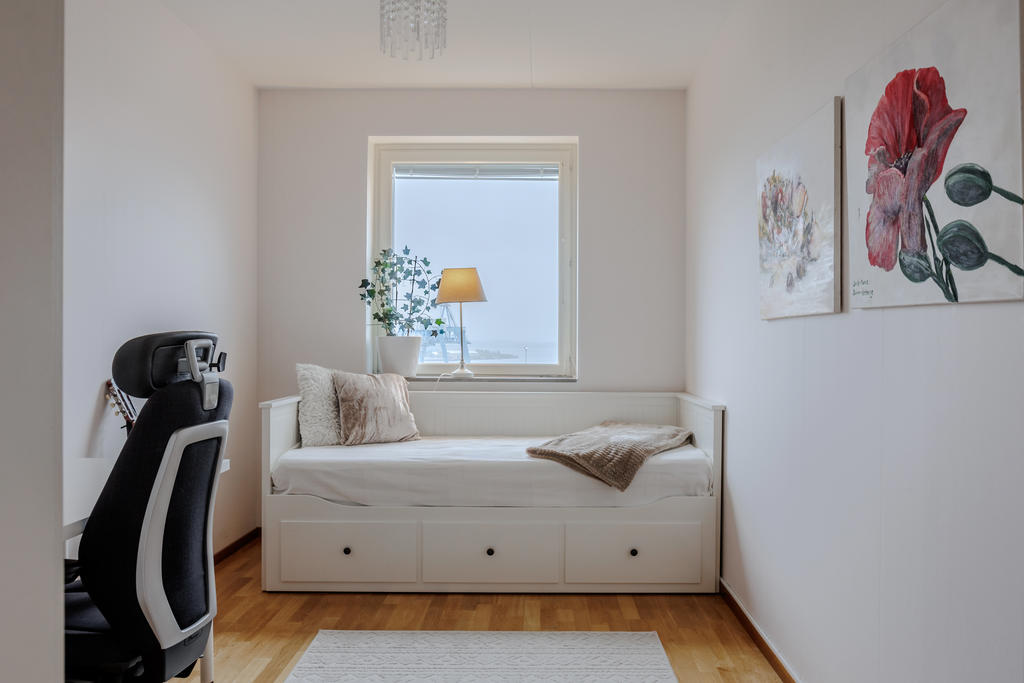 Sovrum 1 med plats för säng, skrivbord mm