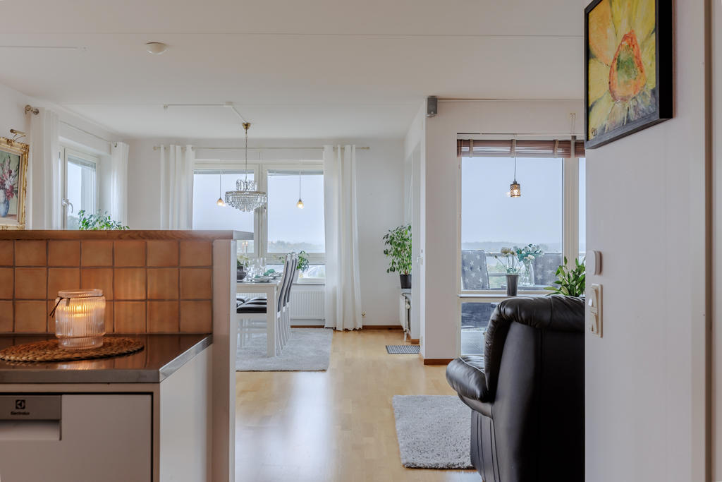 Vy mot matplats och vardagsrum