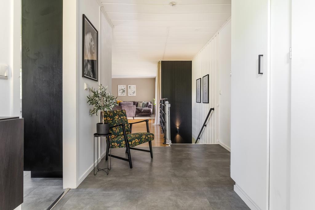 Ljus hall med avhängningsplats och garderober.