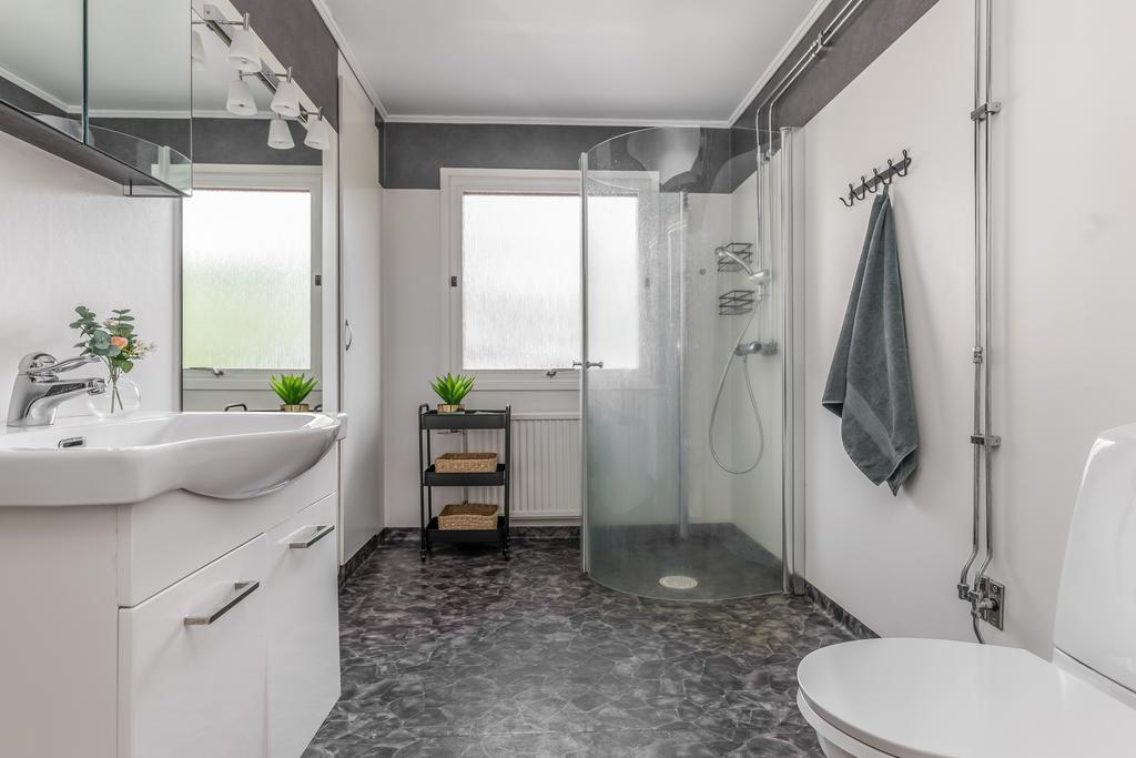 Stort duschrum/wc med garderob.