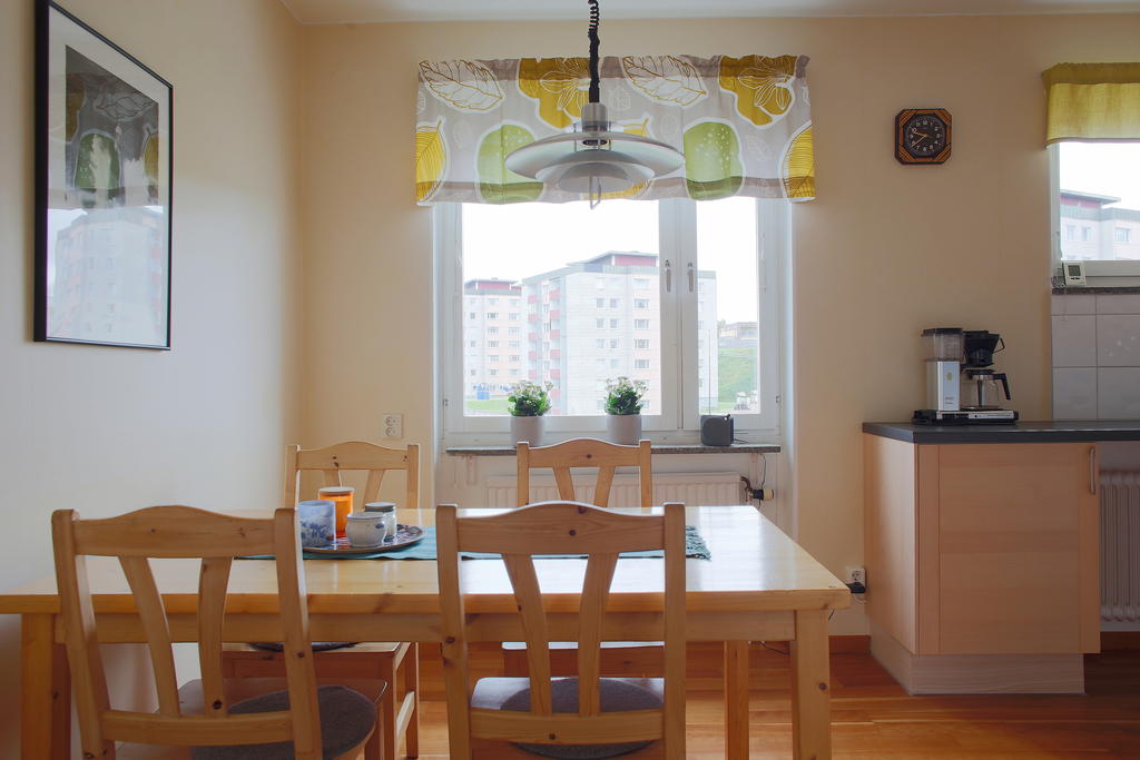 Kök med plats för matbord