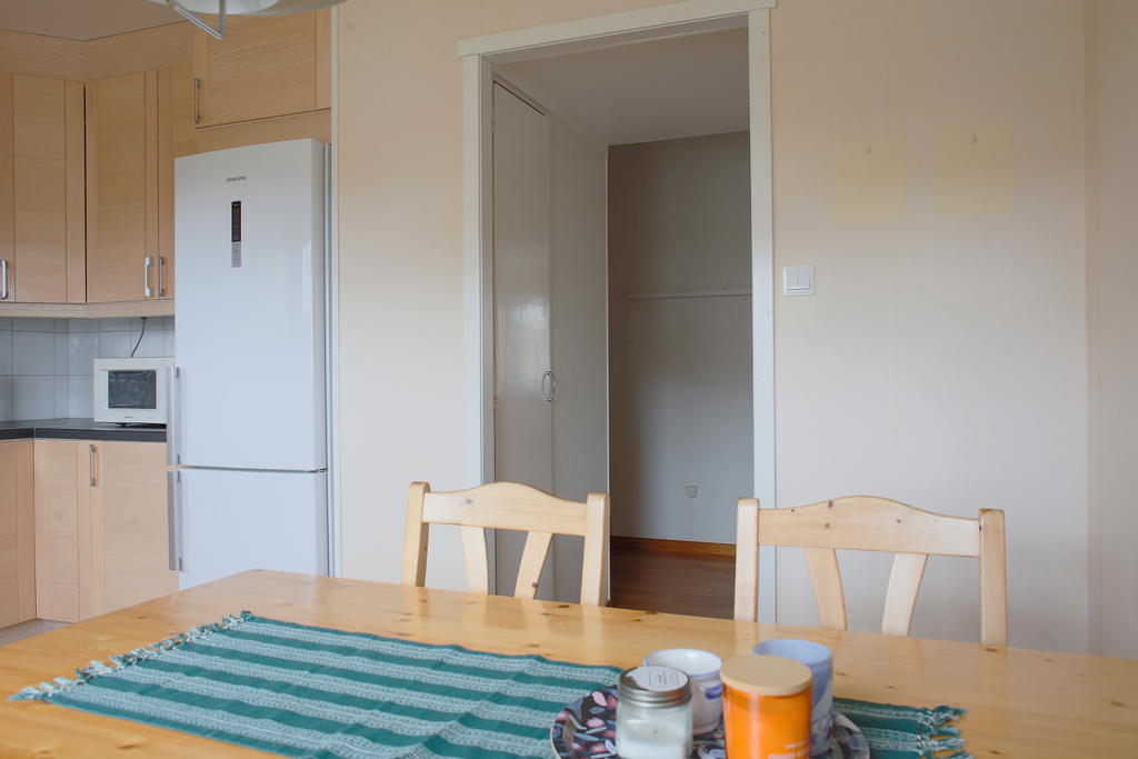 Ingång till kök via hallen. Städskåp i passagen 