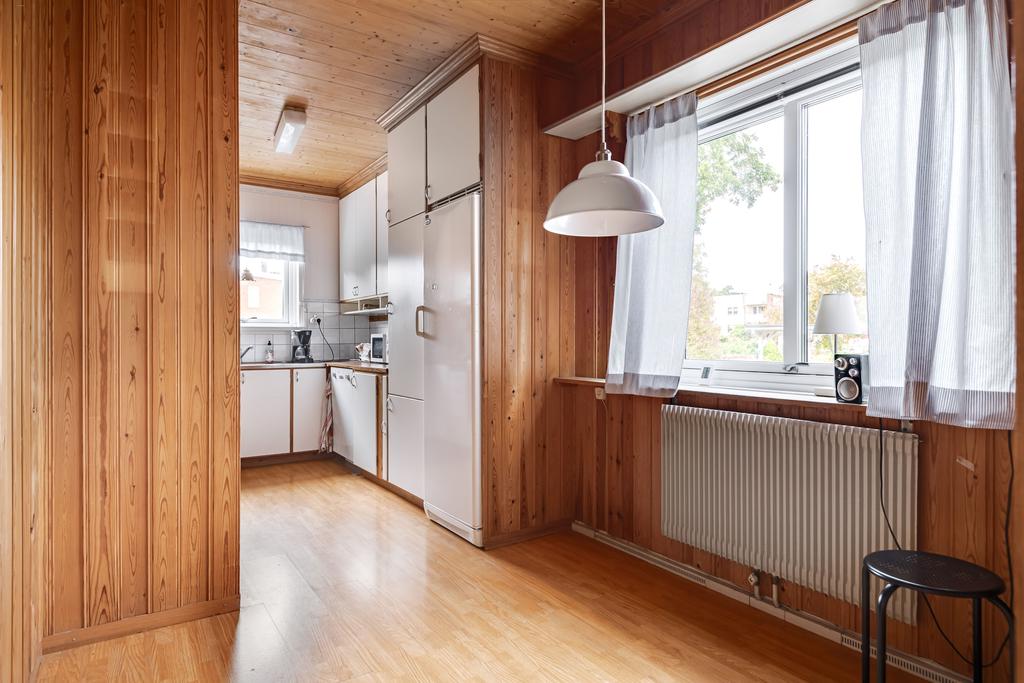 Köket har plats för ett mindre kökbord