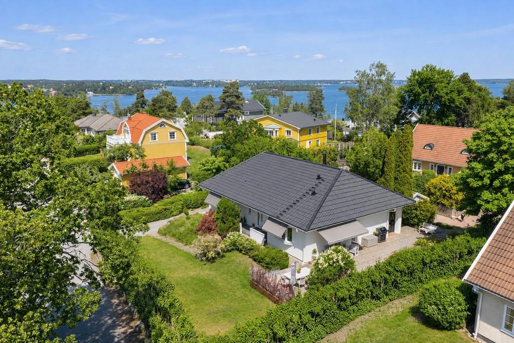 Belägen på barnvänlig och lättskött tomt med ett sjönära och attraktivt läge