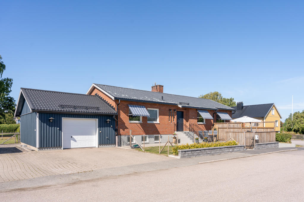 Fastigheten erbjuder två rejäla garage med gjuten platta samt elektriska portar. 