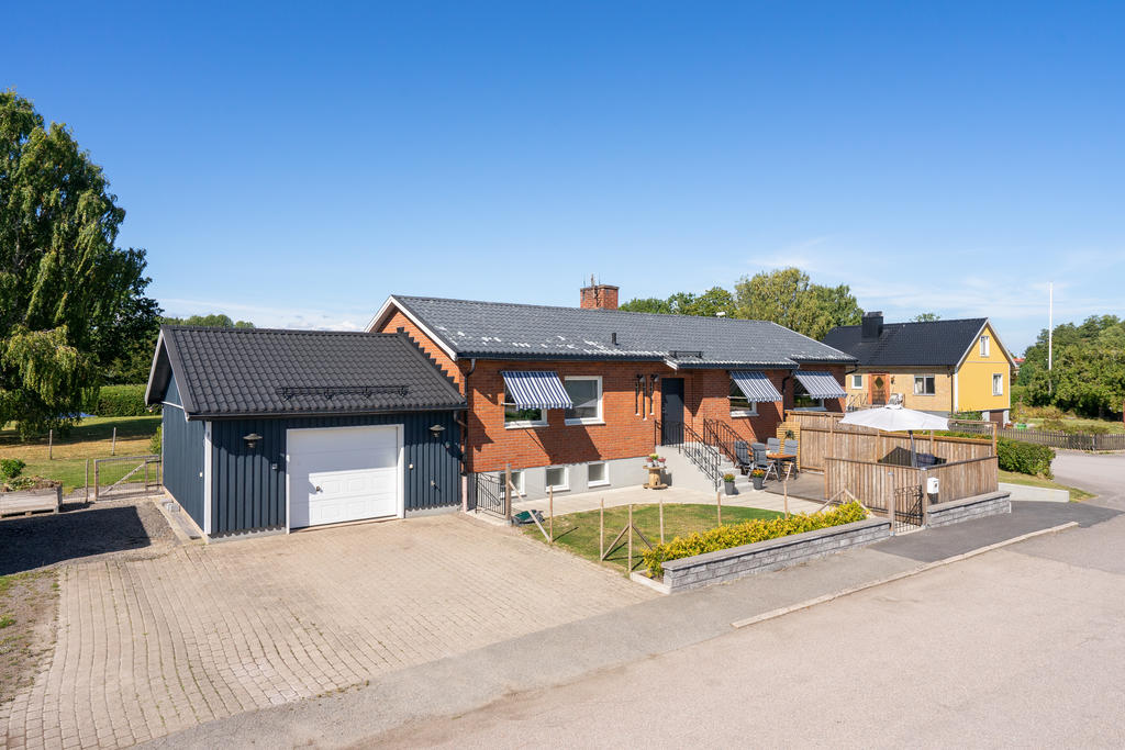 Välkommen till Trädgårdsgatan 15! Ett perfekt boende för hela familjen. Här hittar vi en rymlig och välplanerad enplansvilla med källare om 134 kvm och 134 kvm (bi-area) praktiskt fördelat på 5 ROK, beläget i ett stillsamt och familjevänligt område med cirka 200 meter till lekpark och grönområde samt promenadavstånd till Mellerud centrum. 