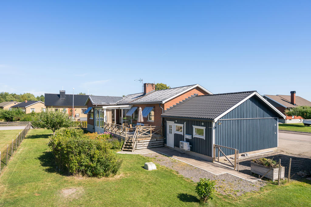 Huset omges av en lättskött trädgårdstomt om 960 kvm med plats för både barnlek och sociala aktiviteter. Här bor man med sol från morgon till kväll!