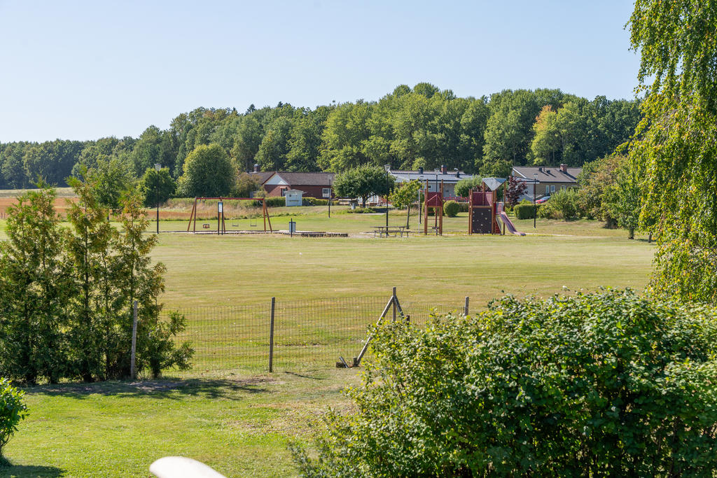 Cirka 200 meter från bostaden finns en stor lekpark och fina grönområden.
