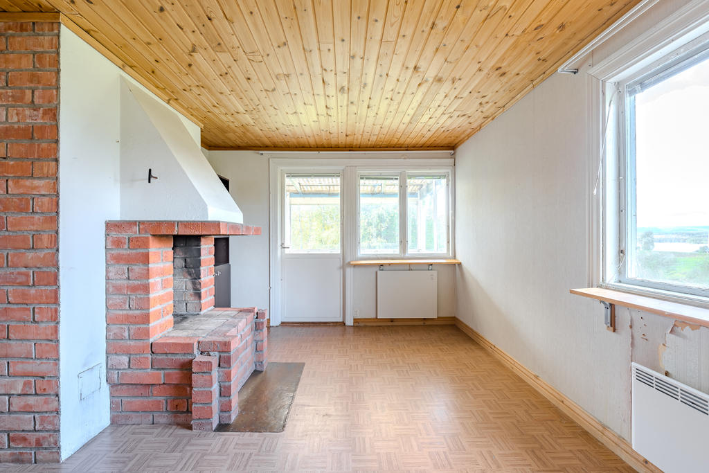 Från vardagsrummet når du ut till den inglasade altanen 