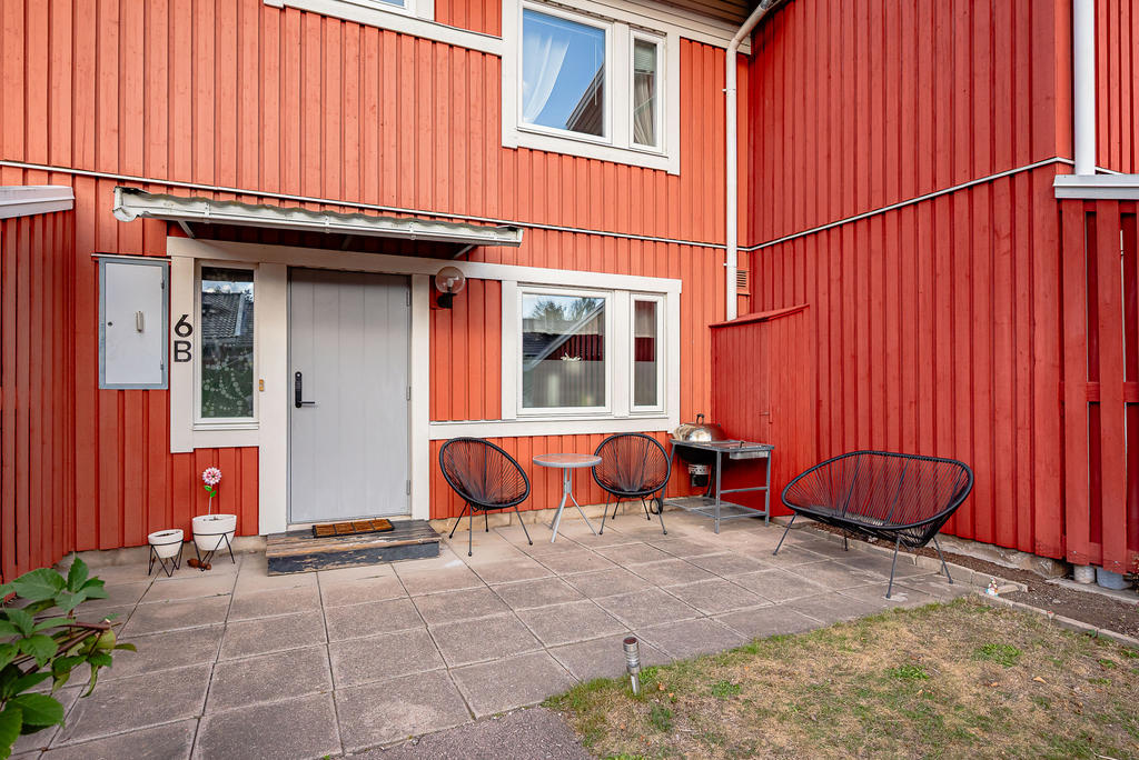 Skyddad uteplats vis entré