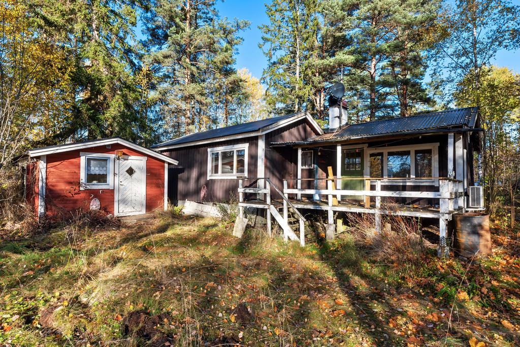 Huvudbyggnaden och friggebod
