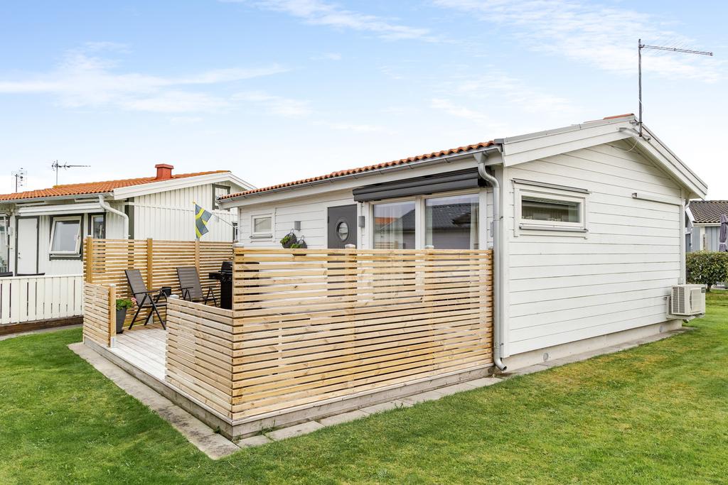 Generöst altandäck med gott om plats för både matgrupp och loungemöbler. En härlig förlängning av stugan under årets varmare månader.